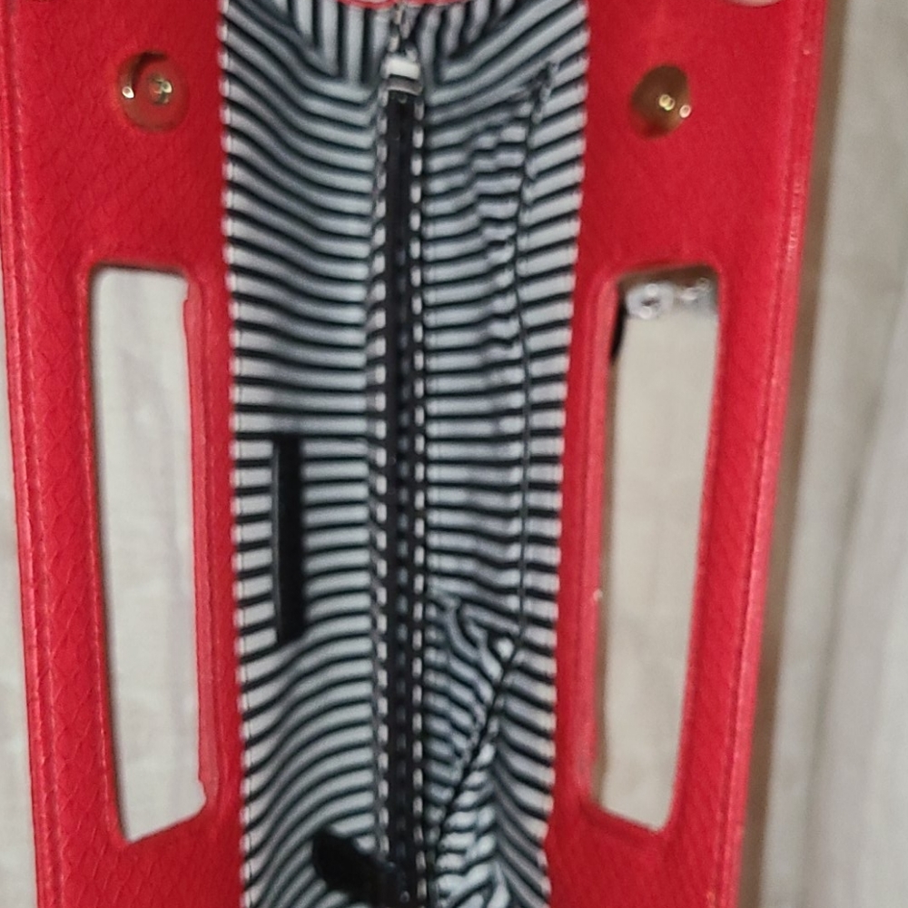 Red Clutch - Picture 2 of 3